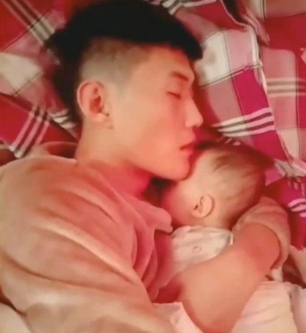 哥哥帮忙妈妈哄妹妹睡觉，妈妈靠近一看，才发现哥哥是这样带娃的