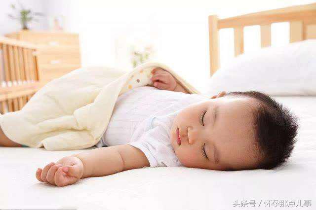 宝宝有话说：妈妈踢被子并不是因为我调皮，是真的盖着不舒服