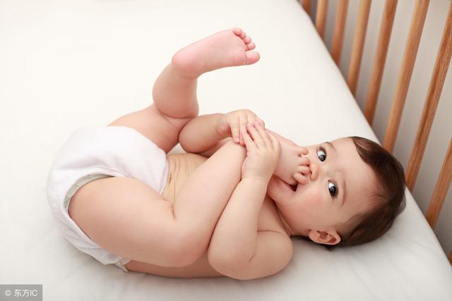 孩子总是啃手是怎么回事？关于儿童啃手，宝妈不得不正视的原因