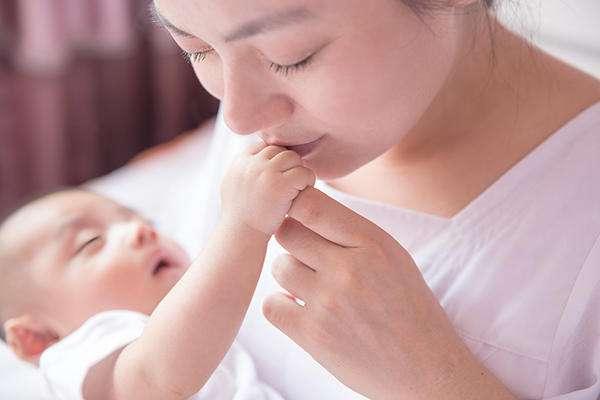 月子期间，这4种人最好别去看望宝妈了，可不是迷信哦
