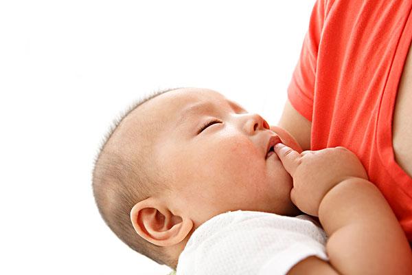 孩子出生后第一次“见光”，由谁抱着最合适呢？