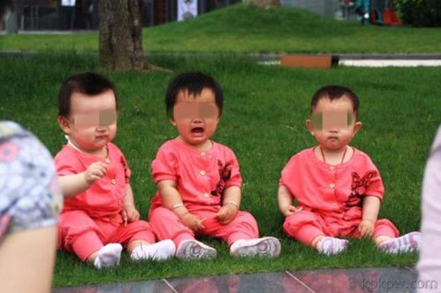 女子送3个宝宝去幼儿园，老师得知这是祖孙3代，瞬间蒙了！