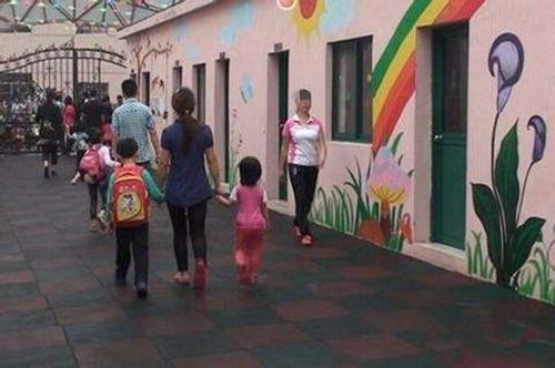 女儿下面红肿，饭菜被吐吐沫，爸爸一怒之下将6岁男孩踢晕住院