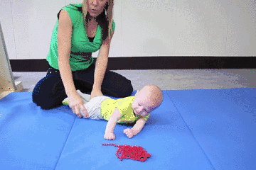 宝宝5个月还不会翻身？教你个办法轻松解决！