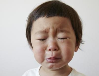 当孩子伤心哭泣时,父母的第一反应决定孩子的未来