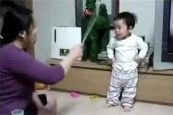 1岁多宝宝被妈妈罚站，这个表情太暖了，真是戏精上身