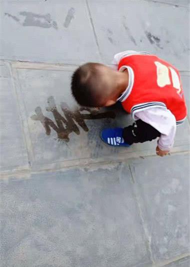 本以为宝宝是在乱涂，最后却不禁感叹：爷爷带大的就是不一样！