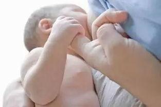 母乳喂养期间要注意，新生儿这两个表现，是在暗示宝妈母乳不足了