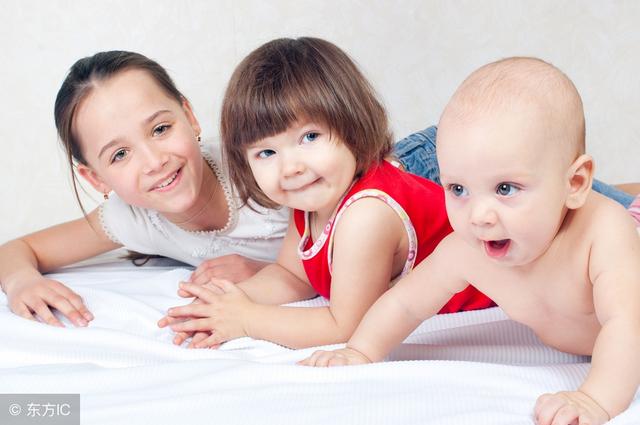 姐姐给2个月的妹妹喂螺丝钉？！是什么让手足情变成了这样？