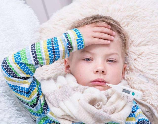 孩子发烧后，宝妈常犯的4种错误，避开误区有效治疗让宝宝快退烧