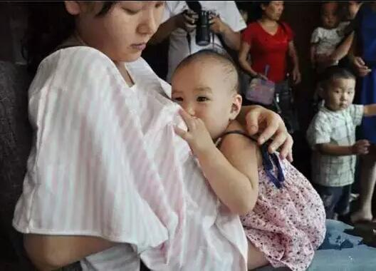 如果遇到嗷嗷待哺的婴儿，作为哺乳期的你会给他哺乳吗？宝妈会的