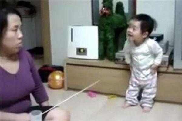 1岁多宝宝被妈妈罚站，这个表情太暖了，真是戏精上身