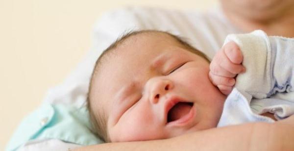 宝宝在长牙时，会有这几个信号提醒，宝妈知道吗？