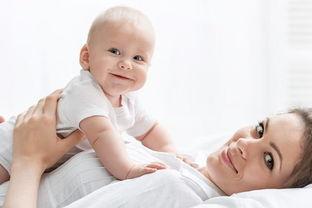 哺乳期内，新生儿“要人抱”时有这三个举动说明很聪明，别忽视了