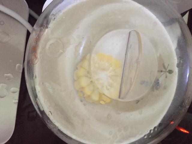 宝宝辅食-鲜虾玉米胡萝卜香肠，宝宝一口一口接着吃！