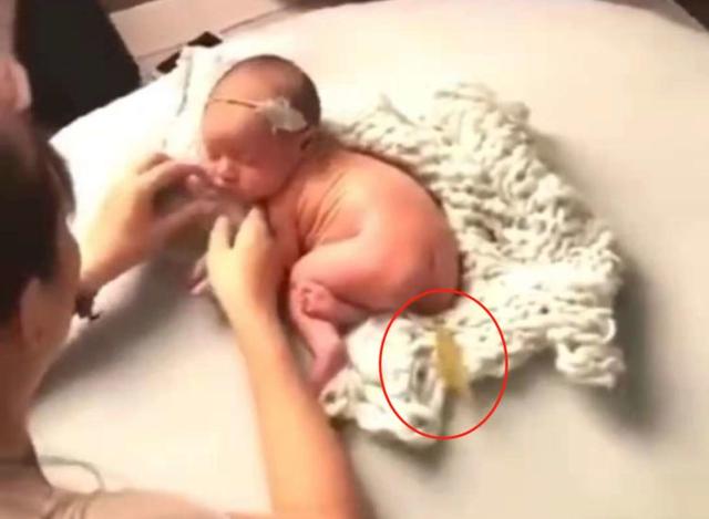 宝宝拍满月照睡着，正在摆姿势突然异响，摄影师笑喷了