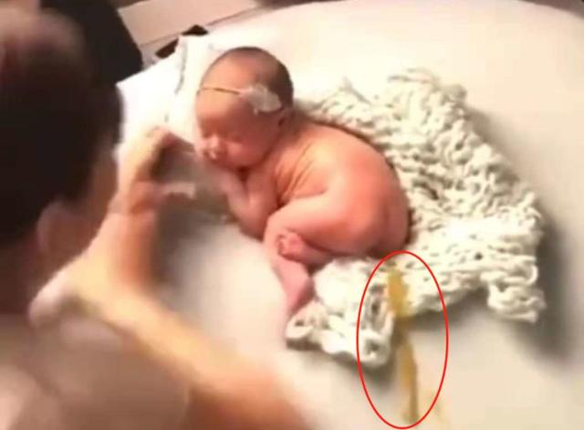 宝宝拍满月照睡着，正在摆姿势突然异响，摄影师笑喷了