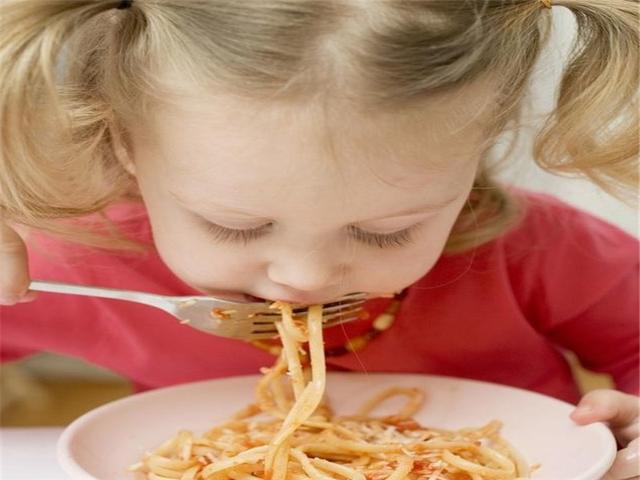 给宝宝选择面条，不要只看是儿童面，还要看成分表