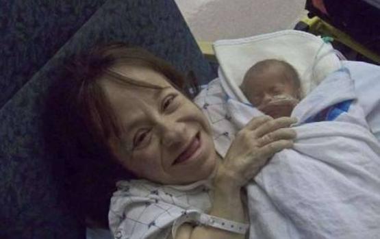 71cm的女子不顾医生反对，连生3个孩子，一家5口其乐融融