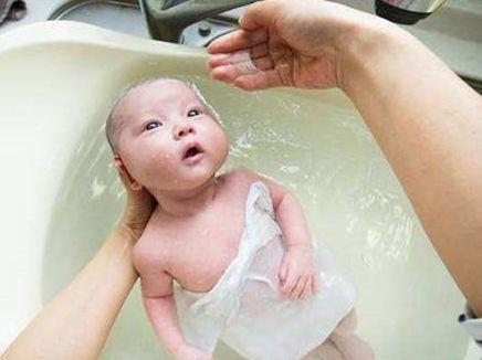 宝宝在5种情况下，即使像个泥娃娃，也不适宜给孩子洗澡