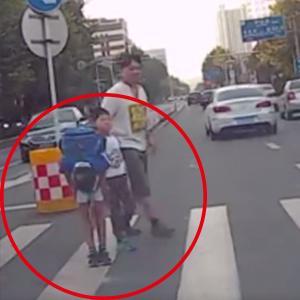 一组温馨图片刷满朋友圈，有教养、懂规则的孩子，才最受欢迎