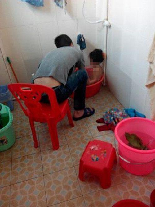 女儿下面红肿，饭菜被吐吐沫，爸爸一怒之下将6岁男孩踢晕住院