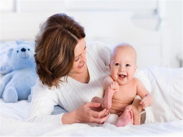 一周岁的宝宝，每天喝粥不行啦，要增加固体食物摄入