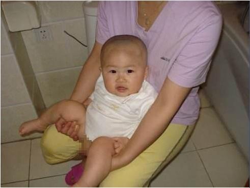 孩子掉下床，奶奶的错误做法，竟直接导致孩子死亡，宝妈们要注意