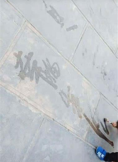 本以为宝宝是在乱涂，最后却不禁感叹：爷爷带大的就是不一样！