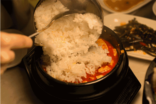 3岁宝宝肠胃负担过重，医生说与常吃这种饭有关！