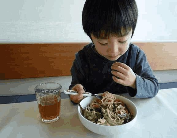 偷偷让孩子变笨的喂养方式，妈妈们要上心了，尽早收手吧