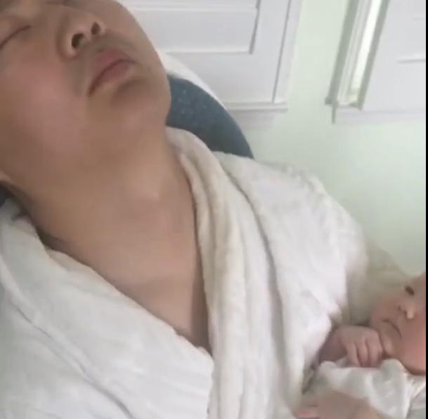 抖音“瞌睡爸爸”火了，宝宝太无奈，到底是谁哄谁睡觉呢？！
