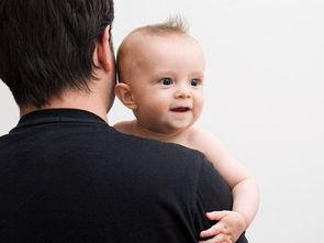 哺乳期内，新生儿“要人抱”时有这三个举动说明很聪明，别忽视了