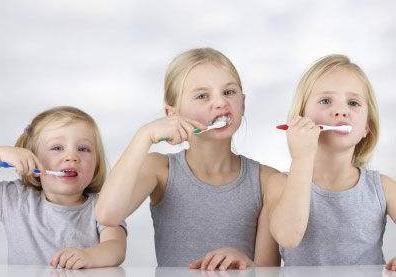 宝宝总是喜欢在刷牙的时候吞牙膏，会不会对宝宝有不好的影响？