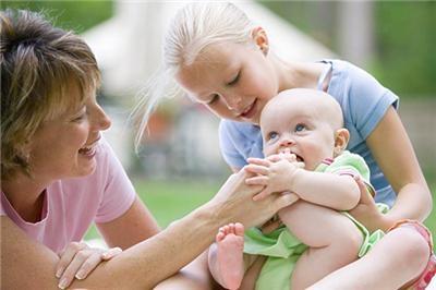 别人夸奖自家宝宝时，聪明的家长都这样回答
