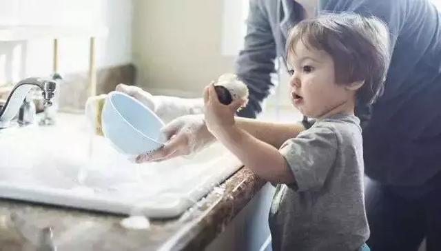 对什么事都要插手的“小捣蛋”，如何进行正确教育引导？
