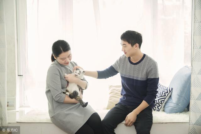 女儿奴到底有多恐怖？宝妈打了闺女后，被老公抱着电视砸！