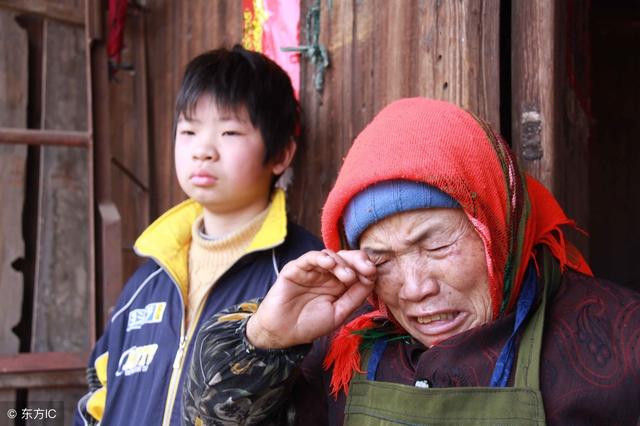老人带孩子的时候，家长要注意什么？