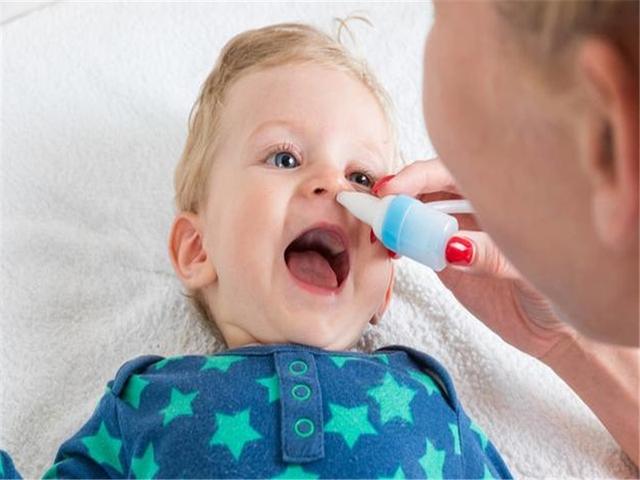 宝宝的小鼻子里面，有鼻屎了，用生理盐水来清理就好啦！