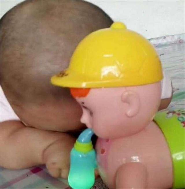 宝爸买了个玩具，孩子每次玩不到2分钟就哭闹，宝妈细看后笑了！