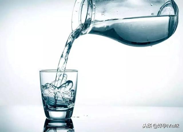 新生儿为啥不能喝水？什么时候给宝宝喝水？不知道就尴尬了