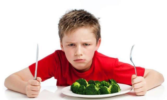 孩子吃饭慢是有苦衷的，这个原因被很多家长忽视，别再错怪孩子了