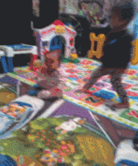 姐姐给2个月的妹妹喂螺丝钉？！是什么让手足情变成了这样？