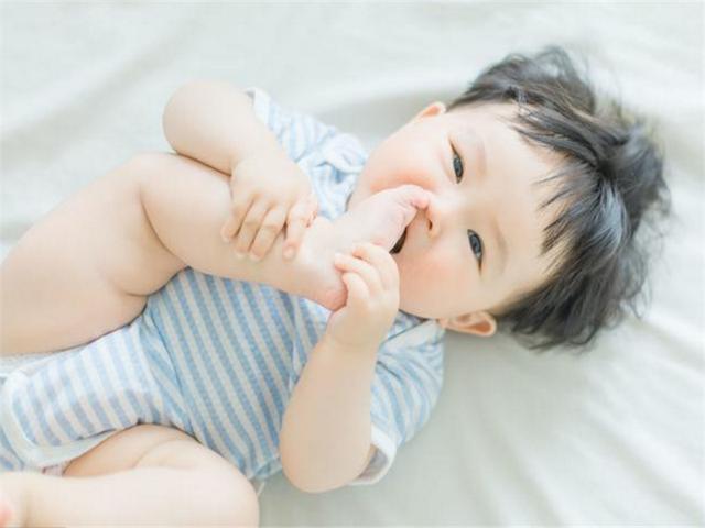 宝宝总是频繁的出现打嗝症状，多半是喂养方式不对