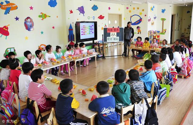 幼儿园只是带孩子玩玩不教文化知识，这个说法您同意吗？