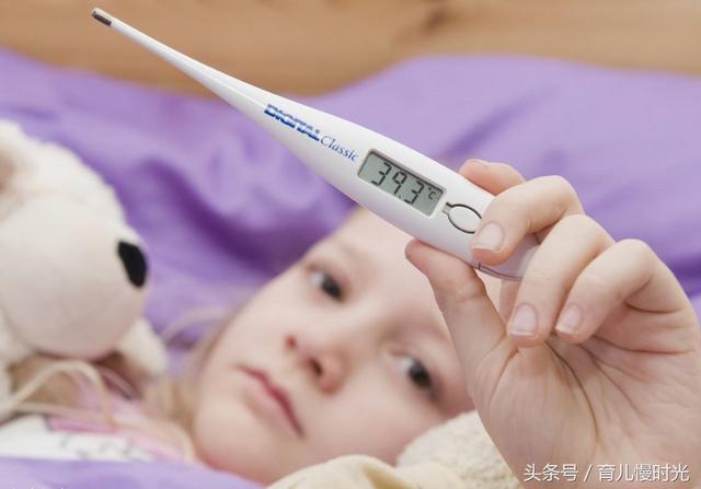 宝宝发烧不用温水不用退热贴，到底该怎么办？