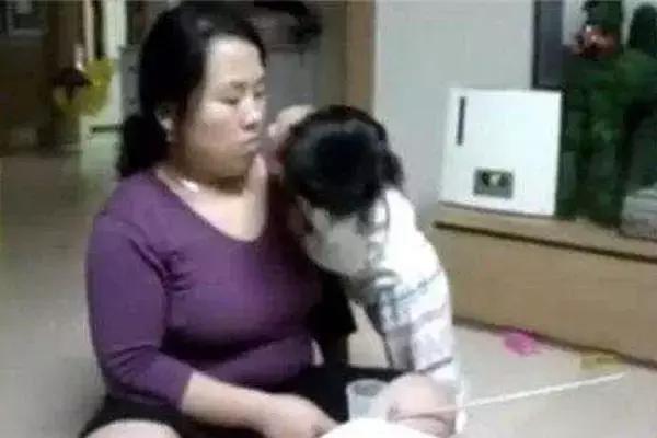 1岁多宝宝被妈妈罚站，这个表情太暖了，真是戏精上身