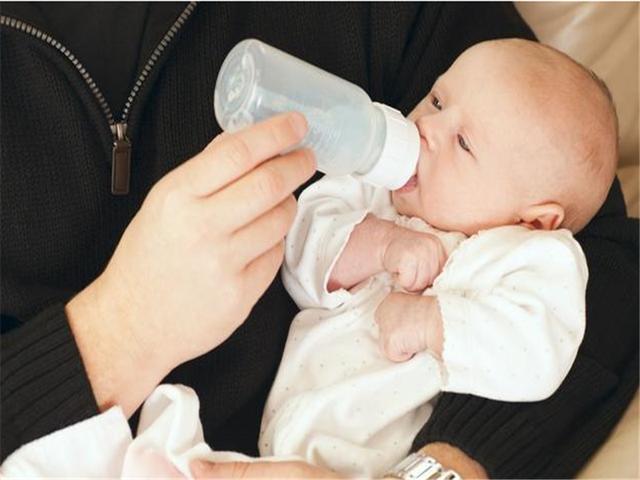 日常奶瓶清洗，不能只用清水或者开水哦，清洗要及时干净！