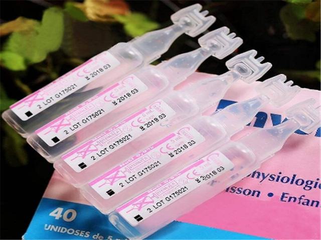 宝宝的小鼻子里面，有鼻屎了，用生理盐水来清理就好啦！