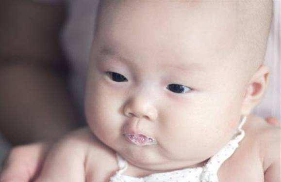 宝宝喜欢吐泡泡，原来还有这么多好处，妈妈先别急着制止！